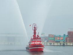 消防艇「たちばな」による海上からの放水